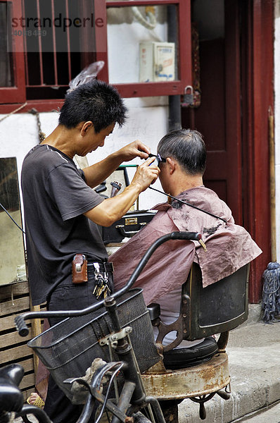 In der Altstadt  Straßenszene  Friseur  Shanghai  China  Asien