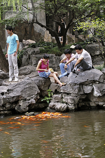 Chinesen füttern Goldfische  Yu-Garten  Shanghai  China  Asien
