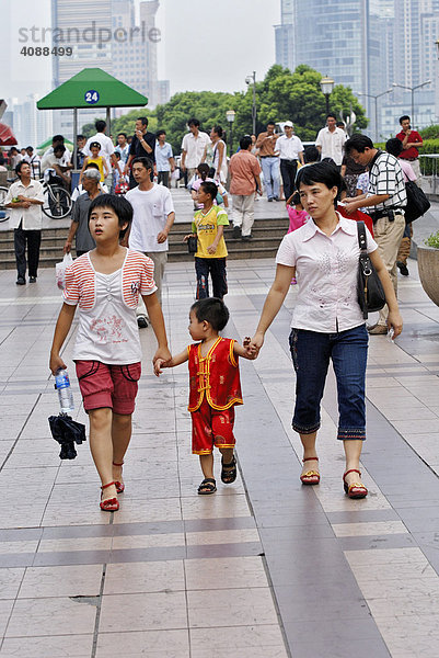 Menschen am Bund  Shanghai  China  Asien