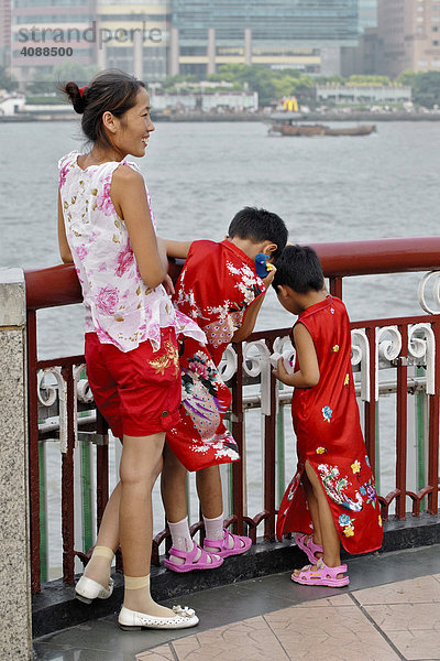 Mutter mit zwei Kindern am Bund  Shanghai  China  Asien