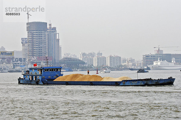 Frachtkahn im Huangpu-Fluss vor Pudong  Shanghai  China  Asien