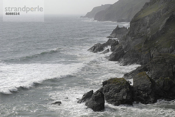 Wellen schlagen gegen Felsen Küste  Soar Mill Cove  Süd Devon  England  Großbritannien