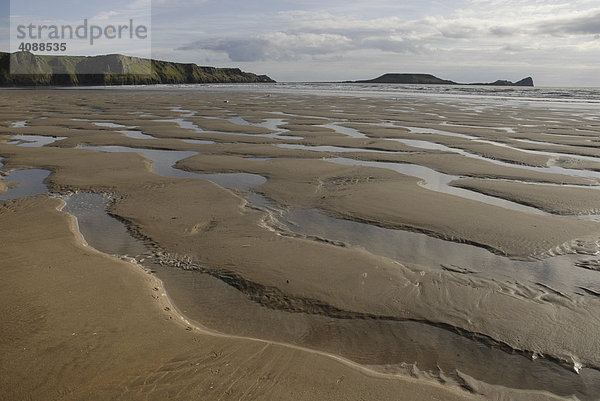 Lange Spuren von Wasser am Strand bei Ebbe  Rhossili  Gower Peninsula  Süd Wales  Großbritannien