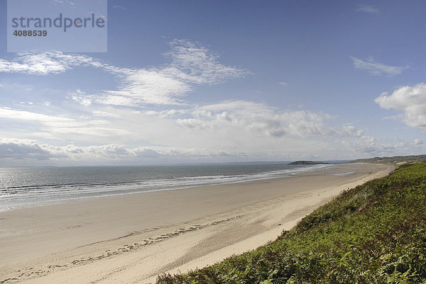 Ausblick auf langen  breiten Strand und Meer  Rhossili  Gower Peninsula  Südküste Wales  Großbritannien
