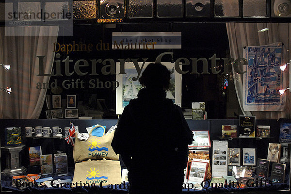 Frau schaut in das Schaufenster eines Buchladens  Großbritannien
