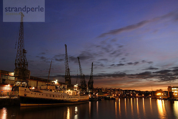Nachtaufnahme von Kränen und Schiff im Hafen von Bristol  England  Großbritannien