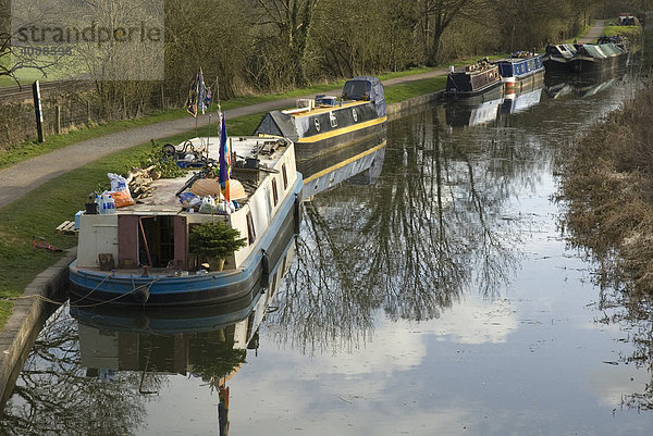 Hausboote und Fußweg  Avon Canal  Somerset  England  Großbritannien  Europa