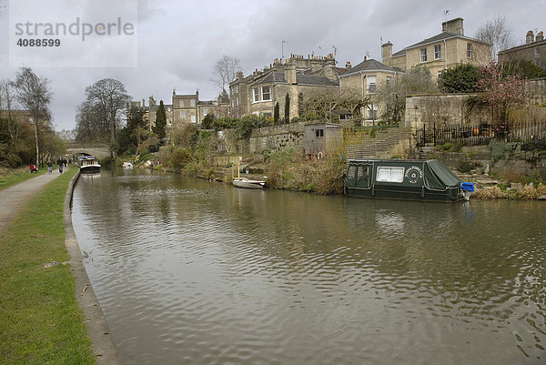 Häuser  Boote und Fußgänger am Avon Canal  Bath  Somerset  England  Großbritannien  Europa