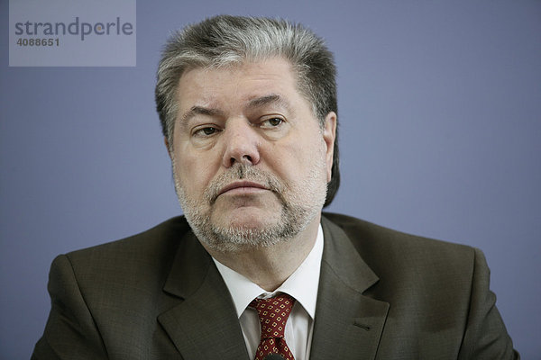 Kurt BECK  Bundesparteivorsitzender der SPD und Ministerpräsident von Rheinland-Pfalz  in der Bundespressekonferenz  BERLIN  DEUTSCHLAND  10.03.2008.