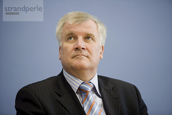 Horst SEEHOFER ( CSU )  Bundesminister für Ernährung  Landwirtschaft und Verbraucherschutz  in der Bundespressekonferenz. DEUTSCHLAND  BERLIN.