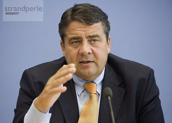 Sigmar GABRIEL ( SPD )  Bundesminister für Umwelt  Naturschutz und Reaktorsicherheit  in der Bundespressekonferenz. DEUTSCHLAND  BERLIN.