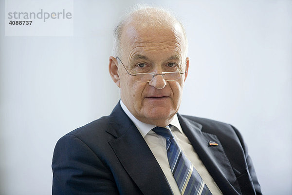 Prof. Götz W. WERNER  Gründer und Vorsitzender der Geschäftsführung dm-drogerie markt  im Rahmen der Jahrespressekonferenz  DEUTSCHLAND  BERLIN.