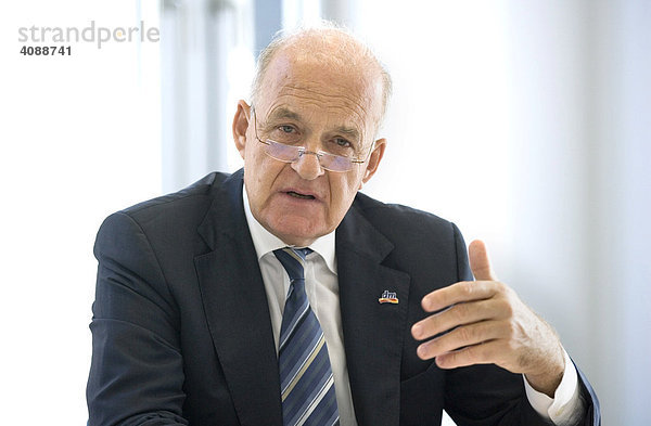 Prof. Götz W. WERNER  Gründer und Vorsitzender der Geschäftsführung dm-drogerie markt  im Rahmen der Jahrespressekonferenz  DEUTSCHLAND  BERLIN.