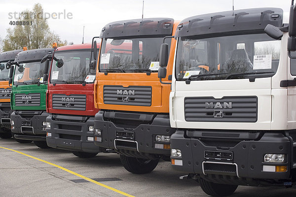 MAN AG: Produktion von Lastkraftwagen  Fahrzeuge fertig zur Auslieferung  BAYERN  MÜNCHEN  DEUTSCHLAND.