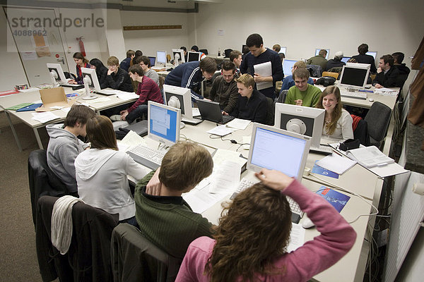 Studium der Informatik an der Universität Hamburg. Studenten des ersten Semesters während einer Übungsstunde an modernen Computern  HAMBURG  DEUTSCHLAND  29.01.2008.