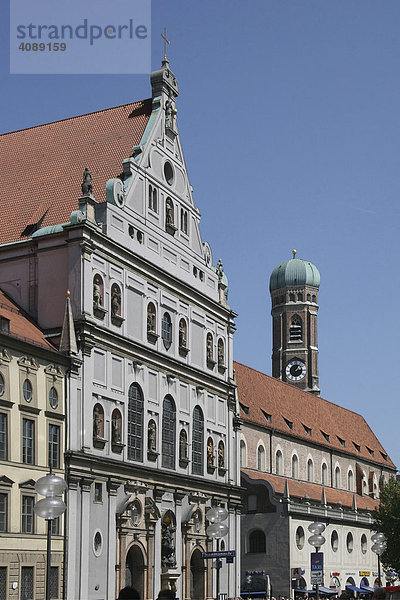 Kaufingerstrasse  Michaelskirche mit den Türmen der Frauenkirche  München  Bayern  Deutschland