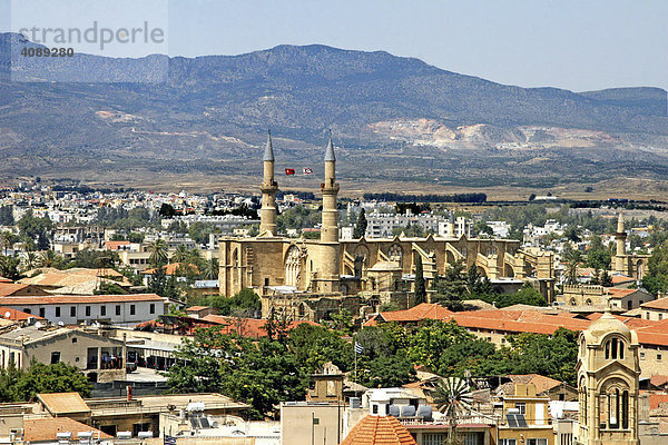 Stadtansicht mit Kathedrale Agia Sofia  Selimiye Moschee  Nikosia  Zypern