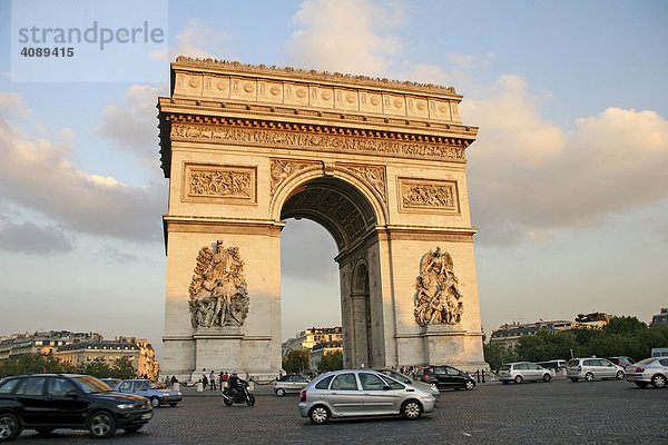 Arc de Triomphe  Place Charles de Gaulle  Dämmerung  Paris  Frankreich