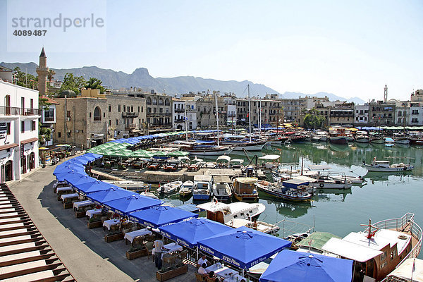 Kyrenia  Girne  das Orts-Zentrum mit Hafen  dahinter die Pentadaktylos - Besparmak Gebirge  Nordzypern  Zypern  Europa