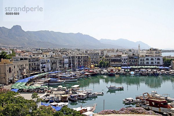 Kyrenia  Girne  das Orts-Zentrum mit Hafen  dahinter die Pentadaktylos - Besparmak Gebirge  Nordzypern  Zypern  Europa
