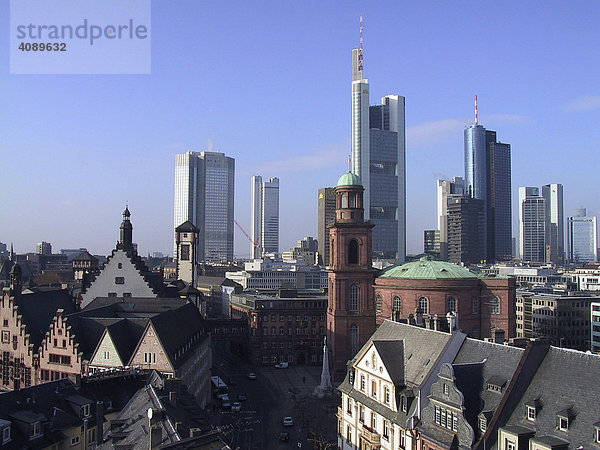 DEU Deutschland  Frankfurt/main  16.6.2002  Blick auf die Bankenskyline vom Dom mit Giebeln der historischen Altstadt mit Roemer und