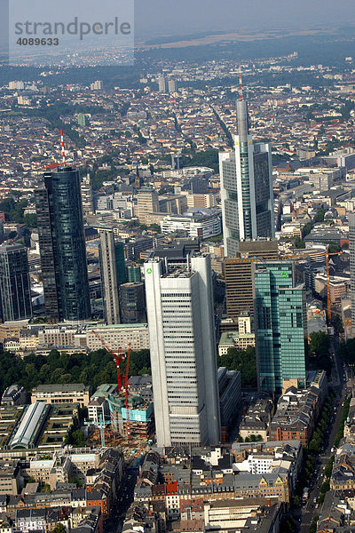 DEU  Deutschland Frankfurter Bankencity von oben mit allen wichtigen Bankhochhaeusern  lvorne die beiden Dredner Bank Tuerme  Gallileo  links hinten Maintower rechts Commerzbank
