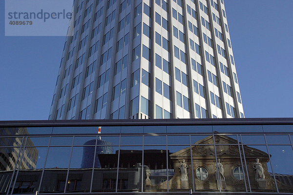 Deu  Deutschland  Frankfurt Eurotower der EZB  in der Fassade spielgelt sich ein historischer Altbau mit einer Commerbank Geschaeftsstelle  sowie das Japancenter und der Maintower