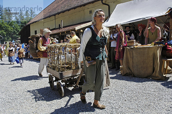 Frau in mittelalterlicher Tracht beim Umzug zieht Leiterwagen mit Gänsen hinterher  Kaltenberger Ritterspiele  Kaltenberg  Oberbayern  Bayern  Deutschland