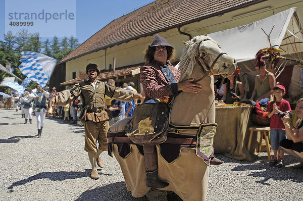 Mann in mittelalterlicher Tracht reitet auf Pferdeattrappe  Kaltenberger Ritterspiele  Kaltenberg  Oberbayern  Bayern  Deutschland