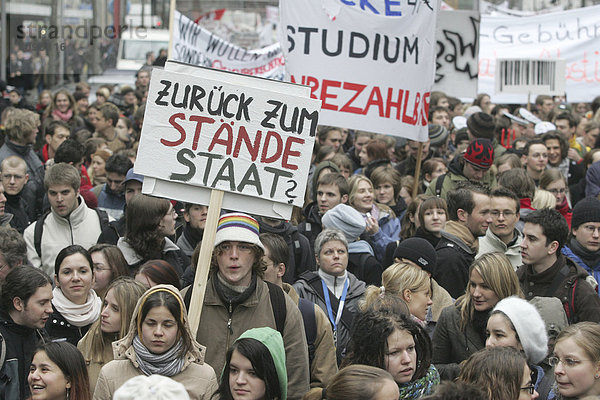 DEU  Mannheim  03.02.2005  Studentendemo gegen die Einfuehrung von Studiengebuehren  Zentrale Kundgebung in Mannheim