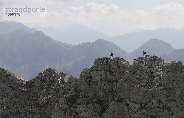 DEU  Oberstdorf  15.09.2005  Hindelanger Kletersteig  Klettersteig in den Allgaeuer Alpen. Vom Nebelhorngipfel fuehrt der Klettersteig durch eine reichhaltige Alpenlandschaft ins Hintersteiner Tal