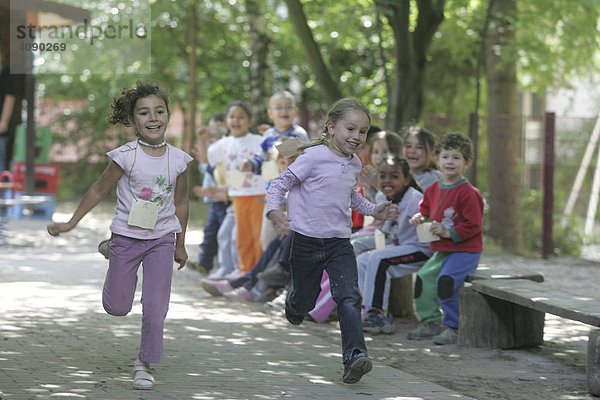 08.06.2005  Viernhein  DEU Kinder bei Bewegungsspielen im Kindergarten