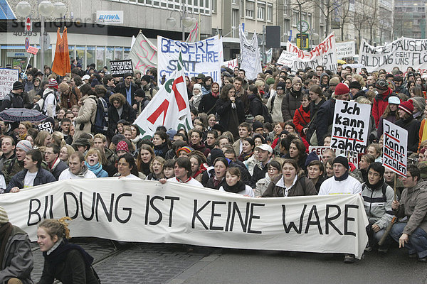 Mannheim  DEU  03.02.2005  Studentendemo gegen die Einfuehrung von Studiengebuehren  Zentrale Kundgebung in Mannheim