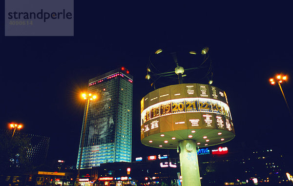 Weltzeituhr auf dem Alexanderplatz in Berlin  Deutschland