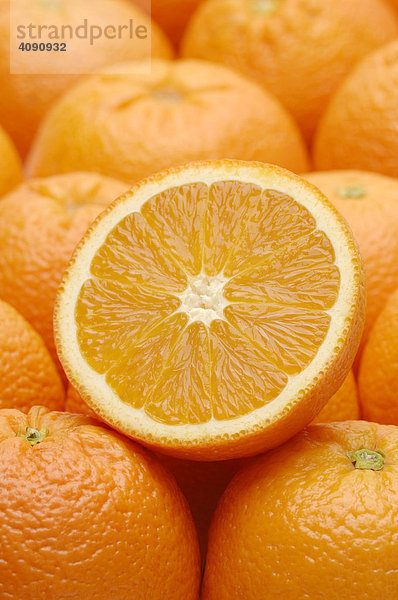 Aufgeschnittene Orange mit Orangen
