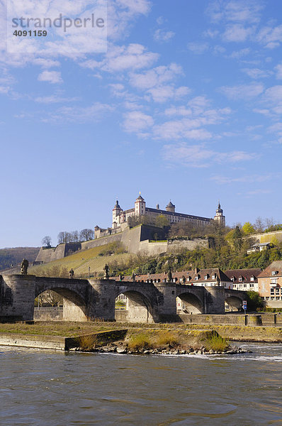 Festung Marienberg mit alter Mainbrücke  Würzburg  Unterfranken  Bayern  Deutschland