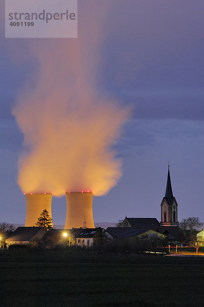 Kernkraftwerk Grafenrheinfeld mit Kirche von Röthlein  Unterfranken  Bayern  Deutschland