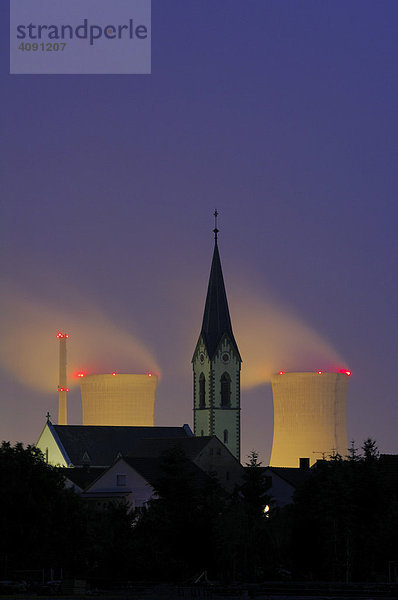 Kernkraftwerk Grafenrheinfeld mit Kirche von Röthlein  Unterfranken  Bayern  Deutschland