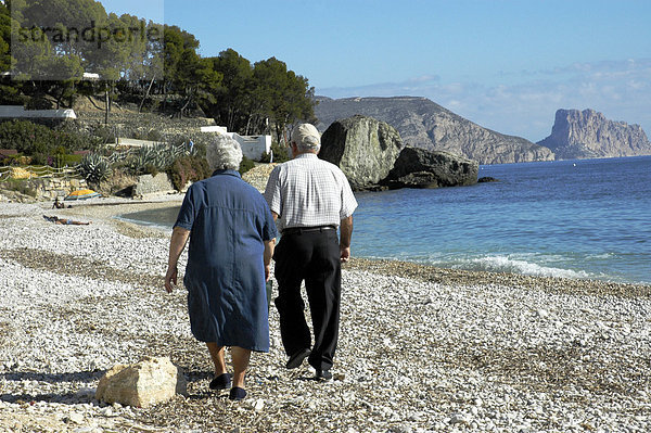 Aelteres Paar beim Spaziergang am Strand  Altea  Costa Blanca  Spanien