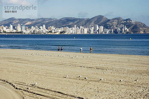 Touristen gehen spazieren am Strand  Playa de Poniente  Benidorm  Costa Blanca  Spanien