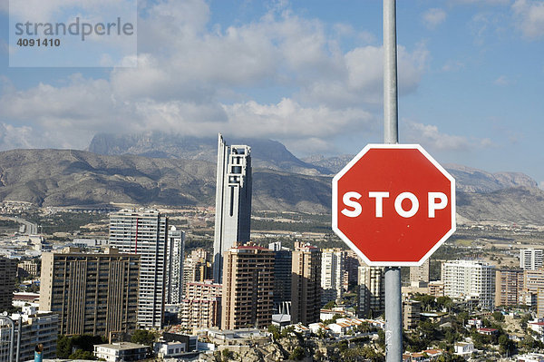 Stopschild vor der Stadtkulisse von Benidorm  Costa Blanca  Spanien