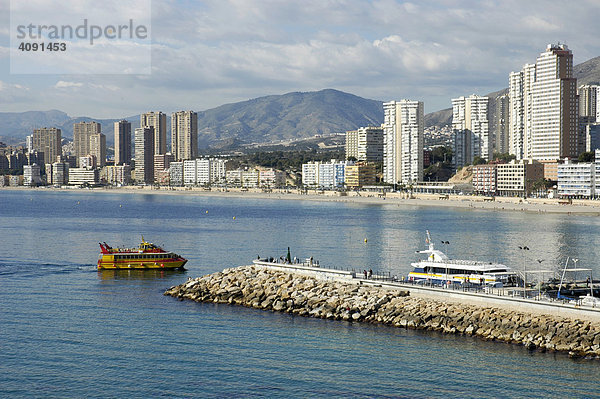 Ausflugsboot laeuft in den Hafen von Benidorm ein  Costa Blanca  Spanien