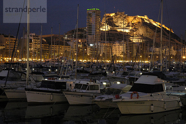 Boote liegen im Hafen mit Blick auf das Kastell Santa Barbara am Abend  Alicante  Costa Blanca  Spanien