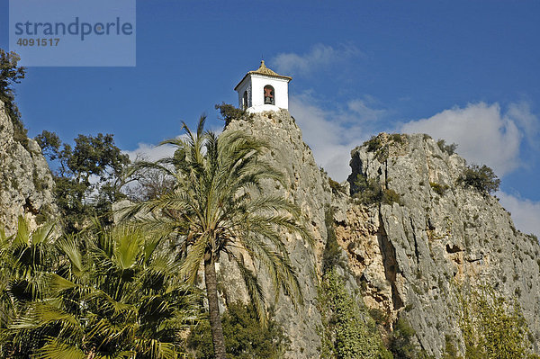 Glockenturm auf dem Felsen von Guadelest  Guadalest  Costa Blanca  Spanien