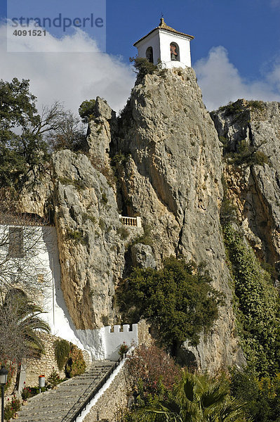 Glockenturm auf dem Felsen von Guadelest  Guadalest  Costa Blanca  Spanien
