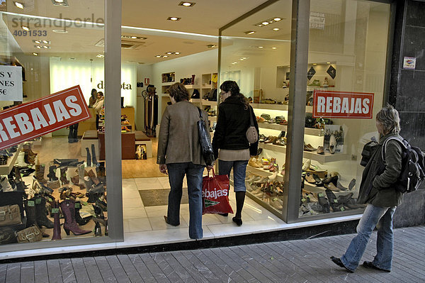 Frauen betreten Schuhgeschaeft mit Einkaufstaschen  Sonderangebote  Elx  Elche  Costa Blanca  Spanien