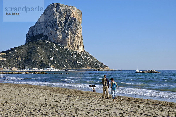 Touristen am Strand von Calpe  Penon de Ifach  Costa Blanca  Spanien