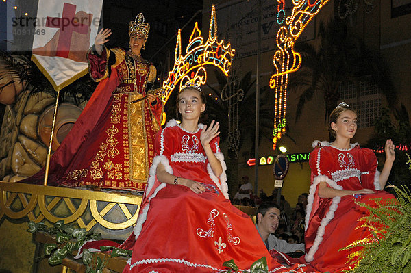 Drei rotgekleidete Prinzessinnen auf einem Wagen  fiesta  moros y cristianos  Calpe  Costa Blanca  Spanien