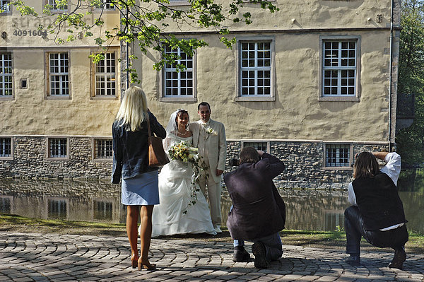 Zwei Fotografen fotografieren Hochzeitspaar  Hochzeit  Paar  Heirat  Wasserschloss Struenkede  Herne  NRW  Nordrhein Westfalen  Ruhrgebiet  Deutschland