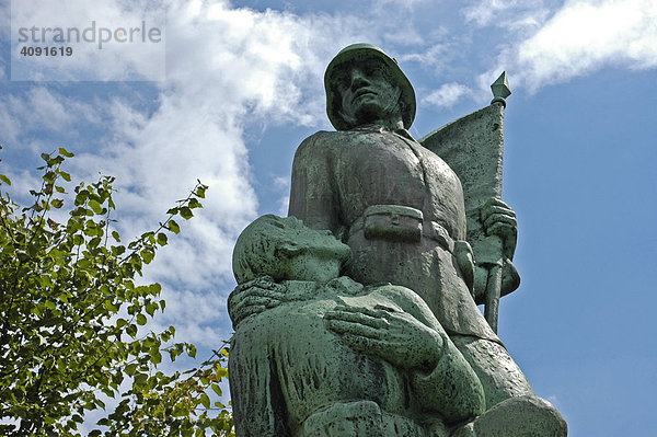 Detail aus einem Denkmal  Unseren tapferen Helden 1914 - 1918  Kriegshelden  St Urbanus Kirche Huckarde  Huckarde  Dortmund  NRW  Nordrhein Westfalen  Ruhrgebiet  Deutschland